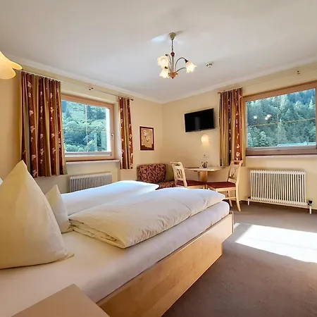 לינה וארוחת בוקר Haus Tirol 3*