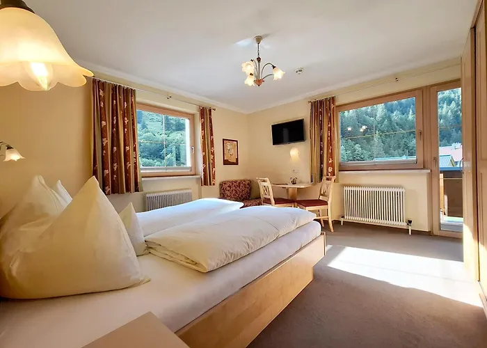 לינה וארוחת בוקר Haus Tirol 3*